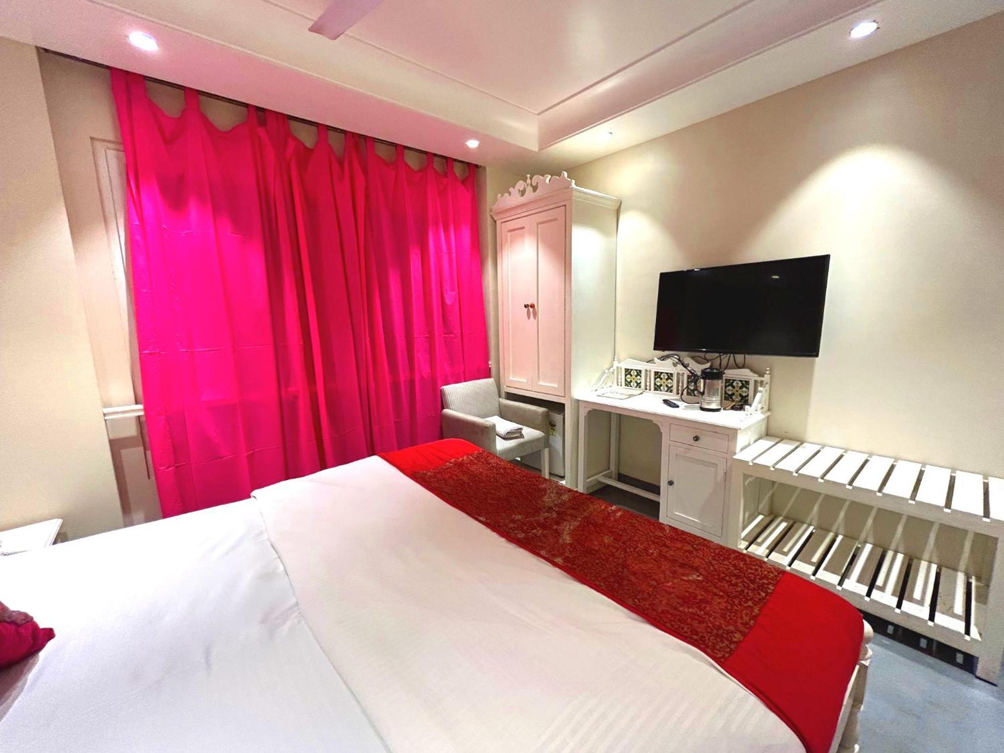 The Pinky Villa - Heritage Boutique Suites New Delhi Bagian luar foto