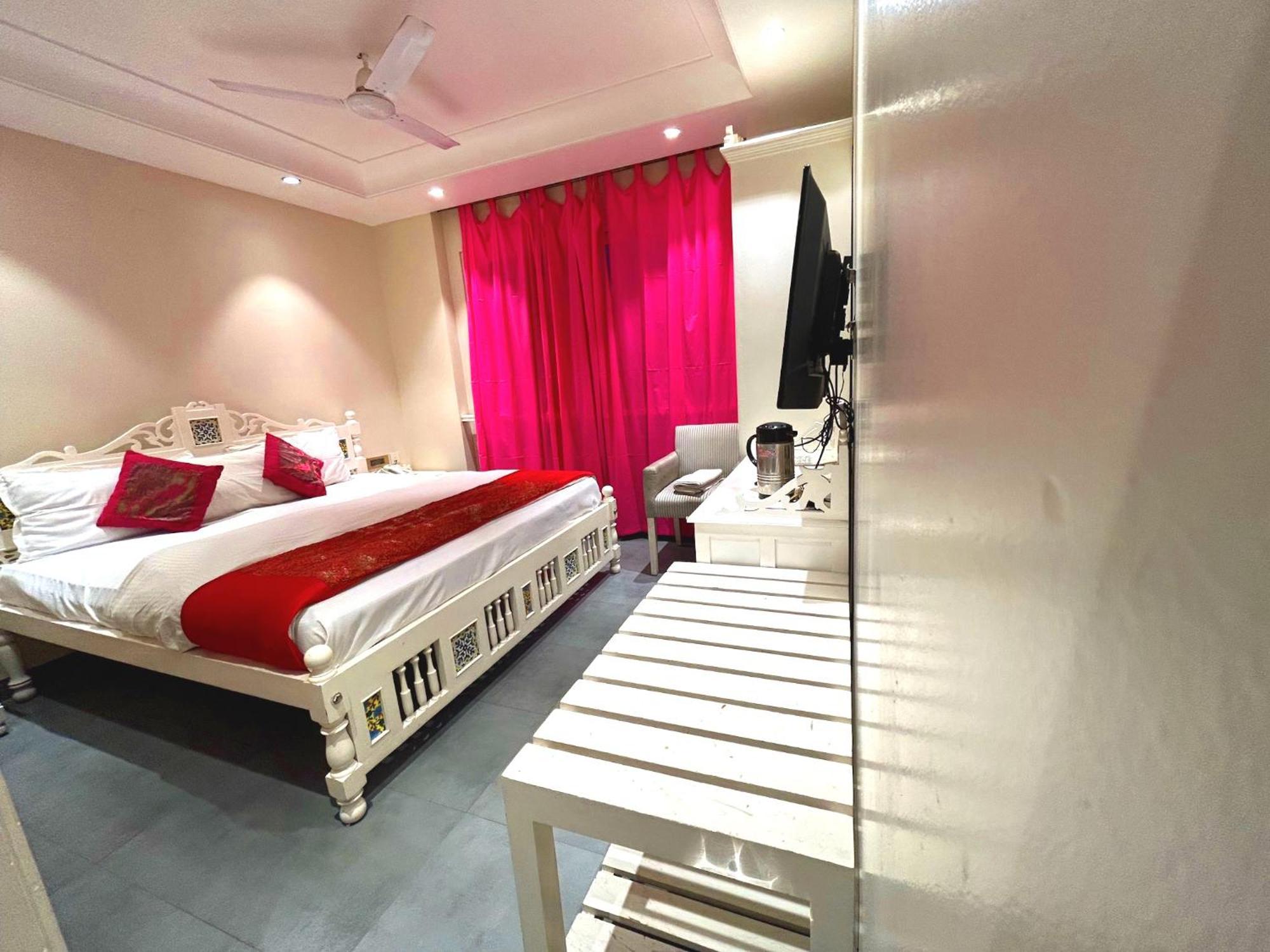 The Pinky Villa - Heritage Boutique Suites New Delhi Bagian luar foto