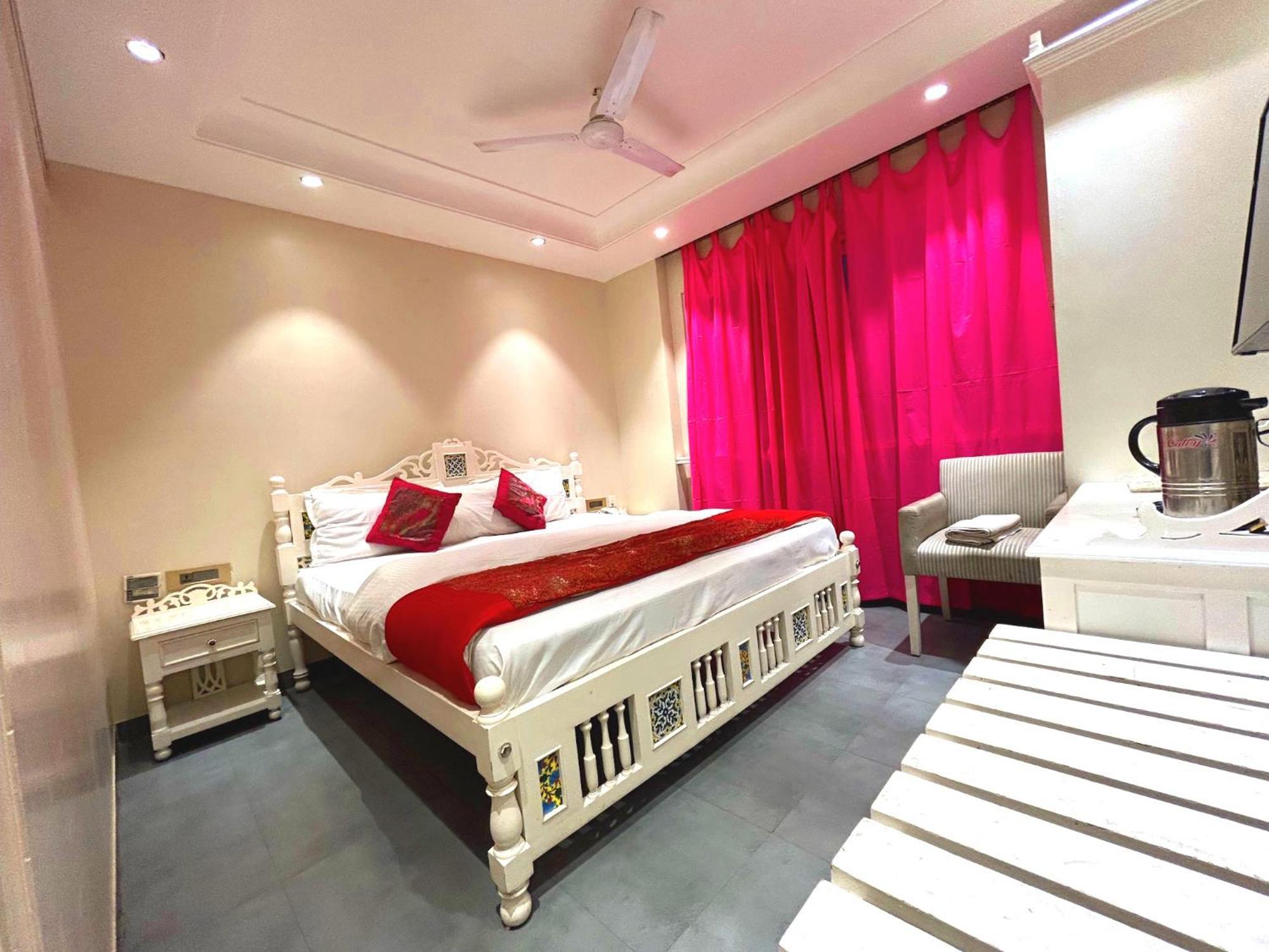 The Pinky Villa - Heritage Boutique Suites New Delhi Bagian luar foto